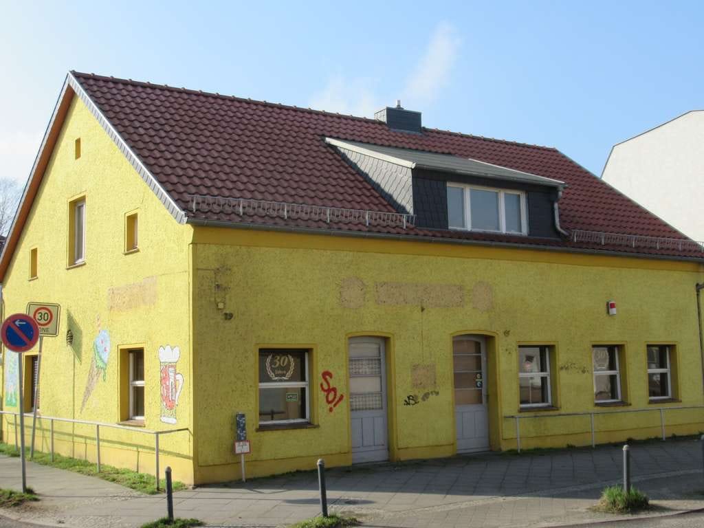 Immobilie in Eberswalde - 2 Häuser auf einem Grundstück Zentrum EFH Gewerbe 5 Garagen Halle privat - Bild 1