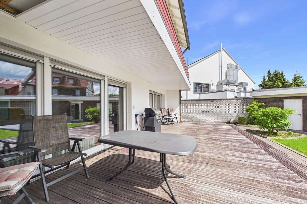 Immobilie in Warstein - Viel Platz für Familie, Wohnen und Arbeiten: Zweifamilienhaus mit PV-Anlage, Garage und Halle - Bild 5