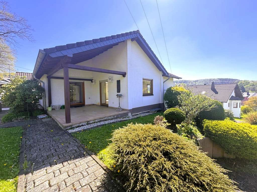 Immobilie in Neustadt (Wied) - Wohnen mit Weitblick im Naturpark Rhein-Westerwald – Bungalow in ruhiger
Wohnlage! - Bild 1