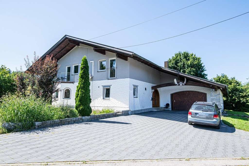Immobilie in Arnschwang - Wohnhaus mit vielseitigen Nebengebäuden - Bild 2