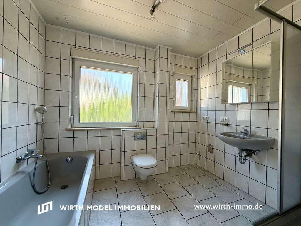 Immobilie in Schonungen - Modernisiertes Zweifamilienhaus mit 2 Garagen und Stellplätzen in Schonungen - Bild 2
