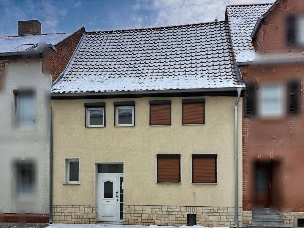 Immobilie in Gröningen - „Kompakt wohnen, großzügig parken – Reihenmittelhaus in Gröningen“ - Bild 0
