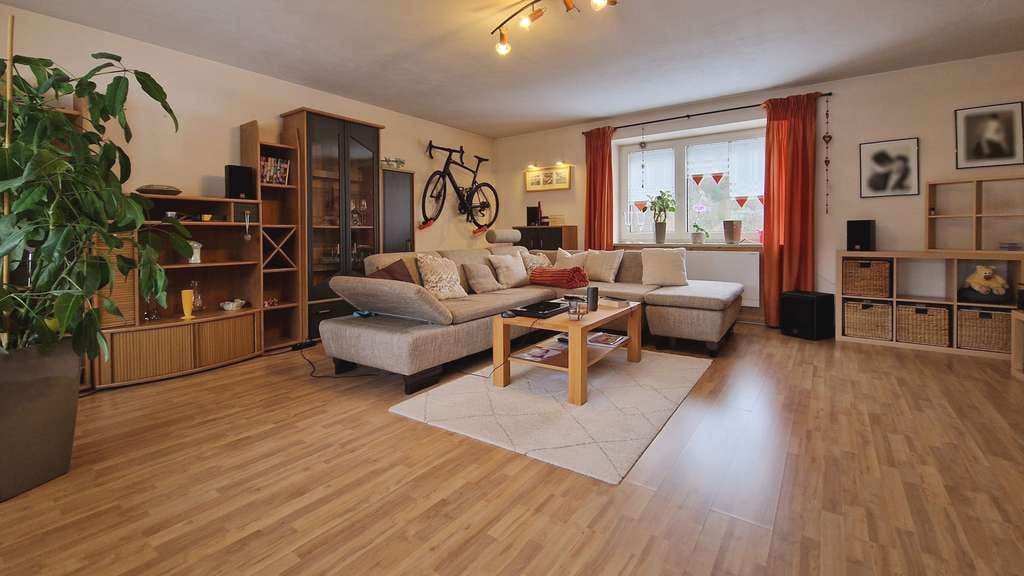 Immobilie in Nittendorf - Vielseitiges Zweifamilienhaus mit Ausbaupotenzial und großem Grundstück in Nittendorf - Bild 3