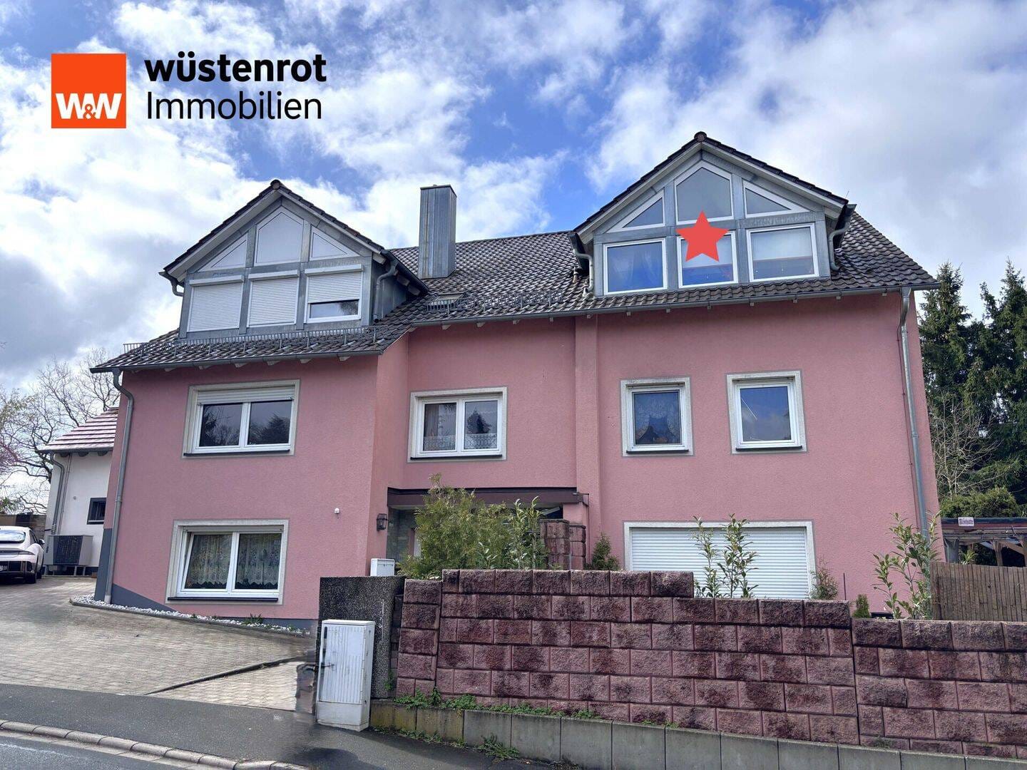 Immobilie in Hersbruck - "Spezielle Dachgeschosswohnung"   für Individualisten, mit Balkon und Stellplatz - Bild 0