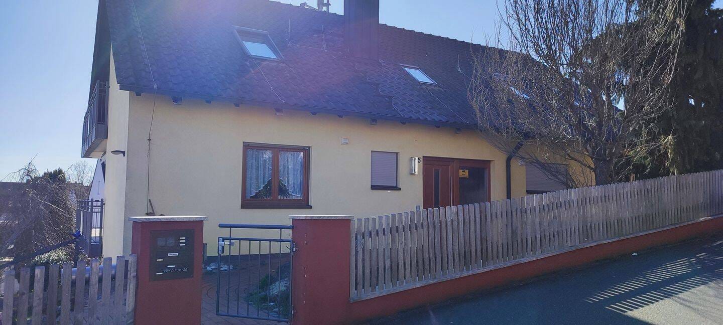 Immobilie in Großhabersdorf - Geräumiges Haus mit 3 Wohnungen und Doppelgarage - Bild 0
