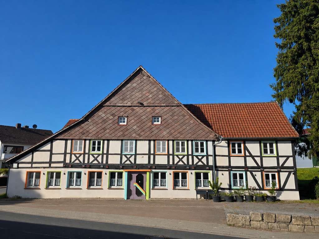 Immobilie in Halle - Großes Fachwerk-Anwesen für Wohnen und Gewerbe in Halle (Landkreis Holzminden) - Bild 0