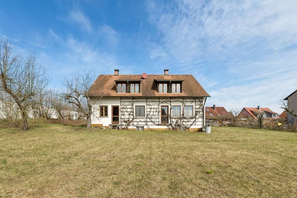 Immobilie in Windsbach - Freistehendes Zweifamilienhaus mit 3 Garagen und großem Garten in Windsbach zur Modernisierung - Bild 2