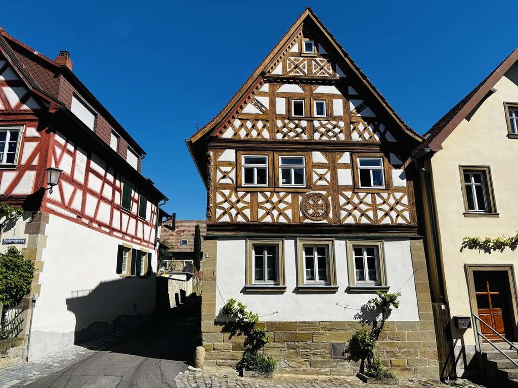 Immobilie in Zeil am Main - *EIGENBEZUG ODER GELDANLAGE* Schmuckes, liebevoll saniertes Fachwerkhaus mit 3 Wohnungen, Balkon, Ca - Bild 2