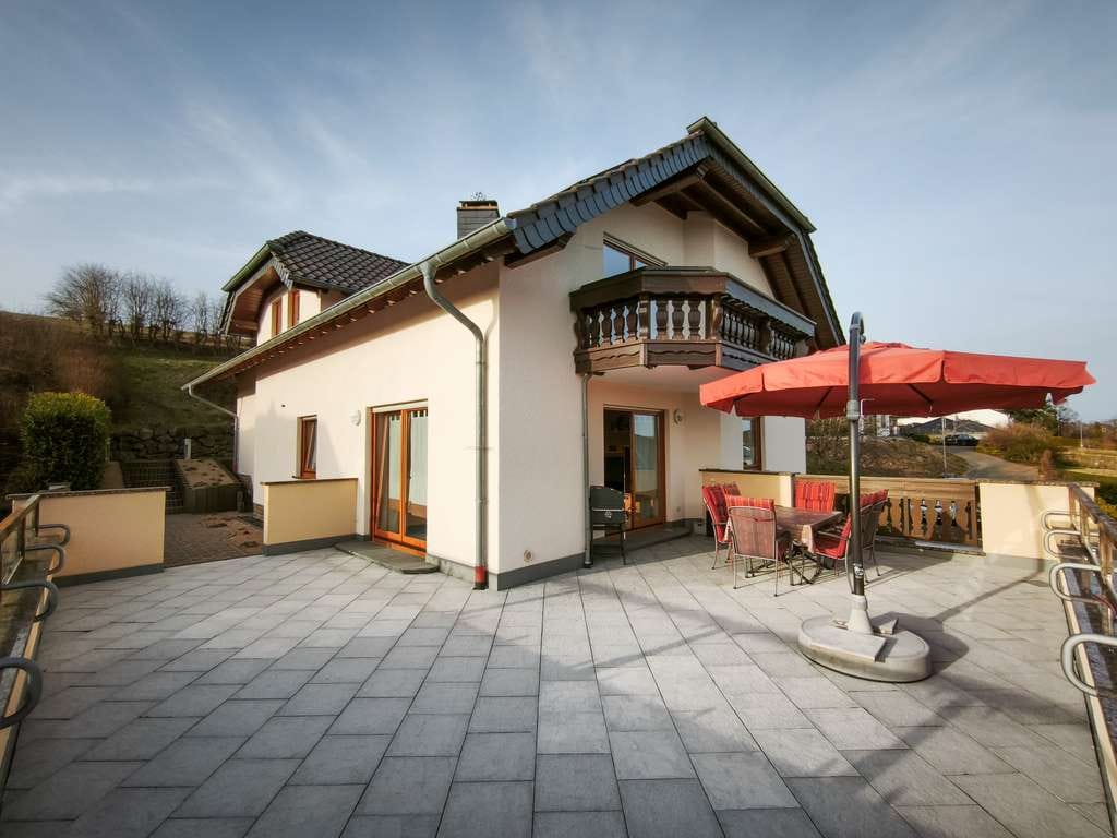 Immobilie in Üdersdorf - Großzügiges und sehr gepflegtes Zweifamilienhaus in Üdersdorf (Vulkaneifel) - Bild 1