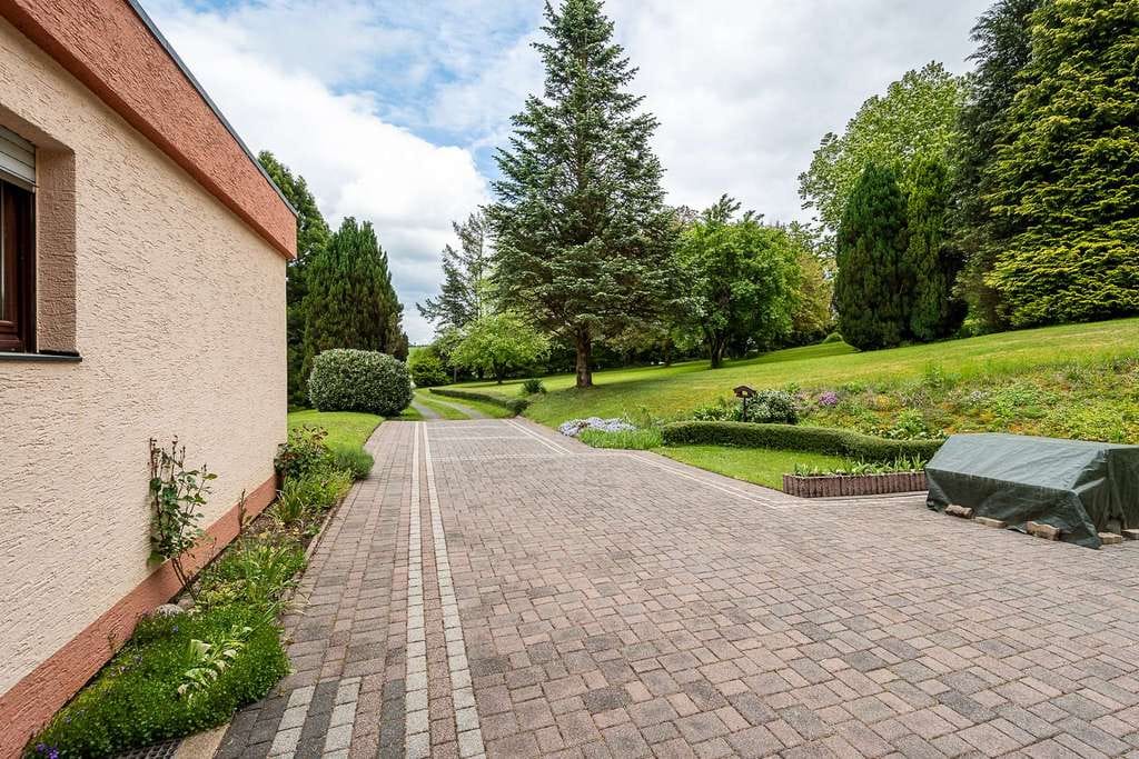 Immobilie in Kyllburg - Bungalow mit Staffelgeschoss in Kyllburg I Kubische Bauweise I Parkähnliches Grundstück - Bild 2