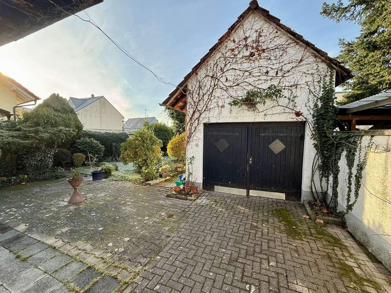 Immobilie in St. Leon-Rot - Vielseitiges 1-2 Familienhaus mit schönem Garten, großer Garage und Gewerbeinheit - Bild 3