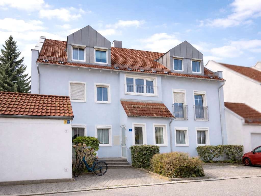 Immobilie in Ergolding - Gut aufgeteilte 2,5-Zimmer-Dachgeschosswohnung in erster Reihe zur Isar in Ergolding-Piflas - Bild 0