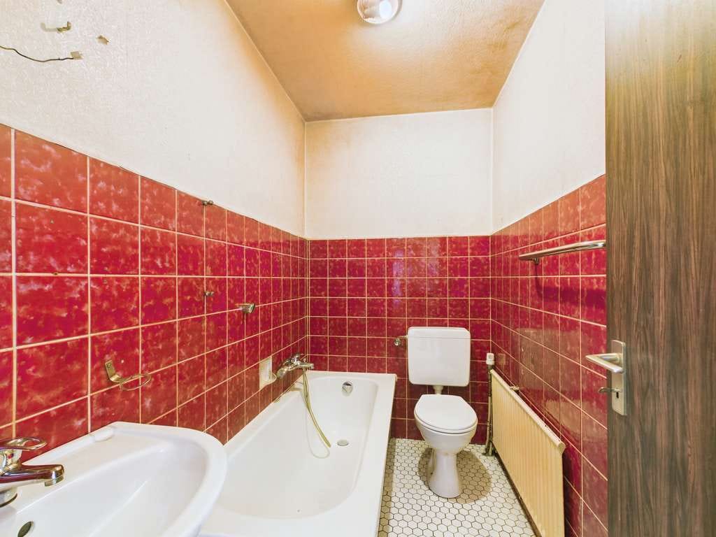 Immobilie in Brühl - Brühl, Vierfamilienhaus mit zwei bezugsfreien Wohnungen,  zwei Terrassen,  zwei Balkone, Garagen - Bild 3