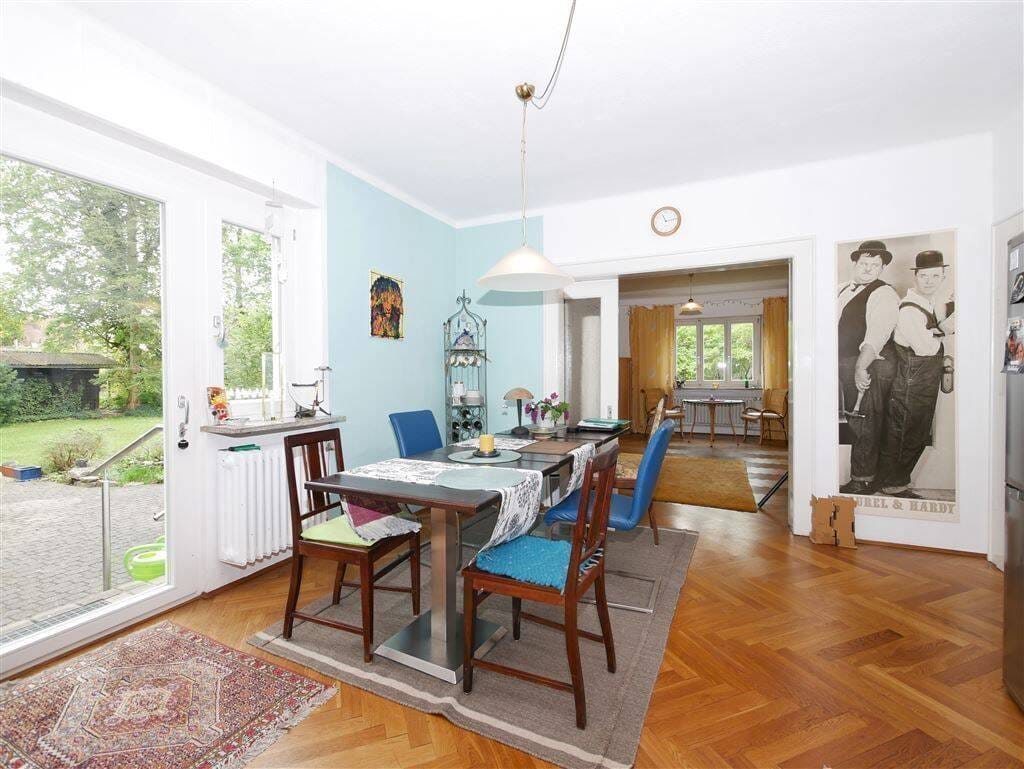 Immobilie in Schwaig bei Nürnberg - 8-Zi.-Haus mit Einliegerwohnung + 237 m² Wfl. + 1.200 m² Grundstück mit Bauoption + Bezugsfrei - Bild 1