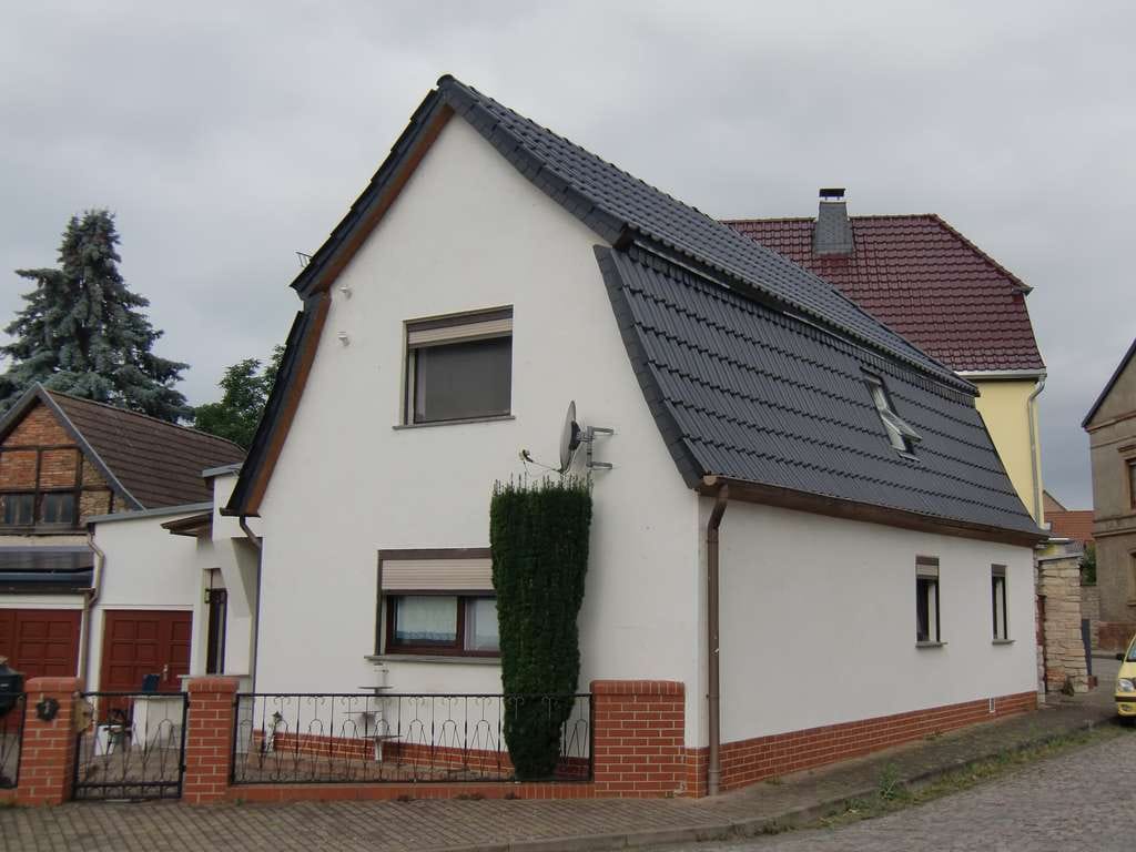 Immobilie in Roßleben-Wiehe - Einfamilienhaus mit Zufahrt/Garage und Garten in ruhiger Lage von Roßleben - Bild 1