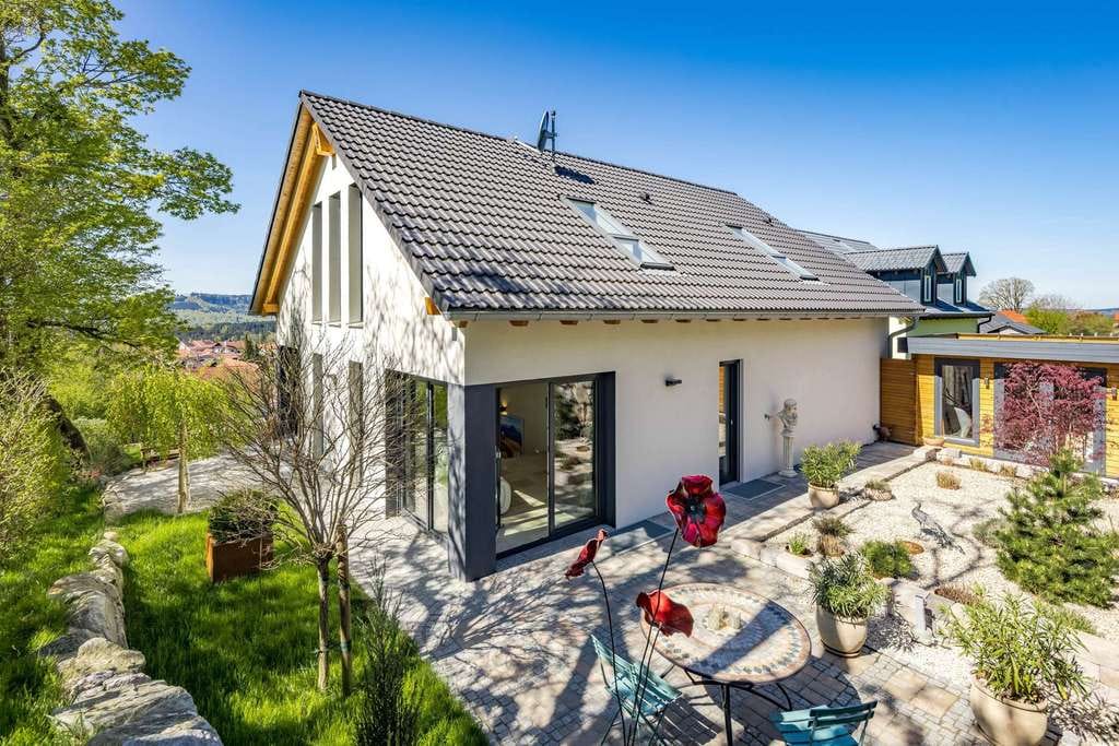 Immobilie in Hohenpeißenberg - Stilvolles Familiendomizil mit Einliegerwohnung und spektakulärem Alpenblick - Bild 2