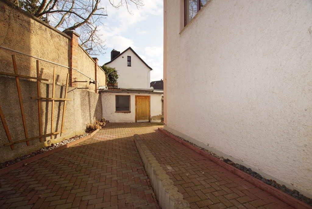 Immobilie in Halle (Saale) - Halle-Wörmlitz: Wohnhaus zum Sanieren, mit Nebengelass und Garagen, Nähe zur Saale - Bild 3