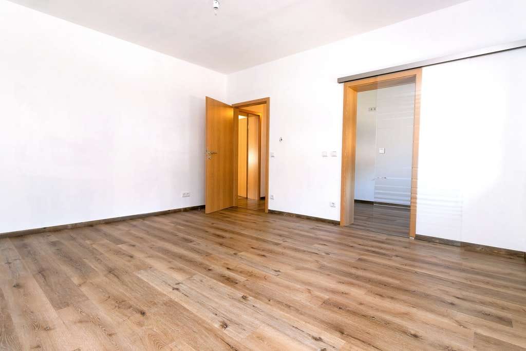 Immobilie in Wildenfels - GEPFLEGTES MEHRFAMILIENHAUS MIT GARAGE & TERRASSE IN IDYLLISCHER LAGE ! - Bild 2