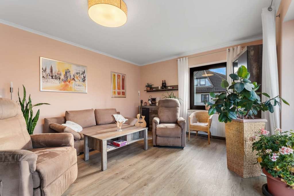 Immobilie in Wiefelstede - Familientraum mit Perspektive: Großzügiges Einfamilienhaus plus rentable Einliegerwohnung - Bild 4