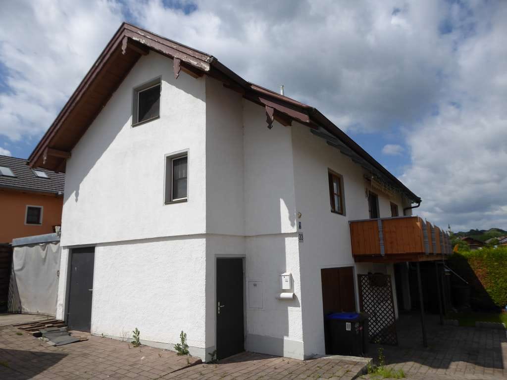 Immobilie in Taching am See - Kostengünstiges Einfamilienhaus in Tengling am Tachinger See zu verkaufen ! - Bild 1