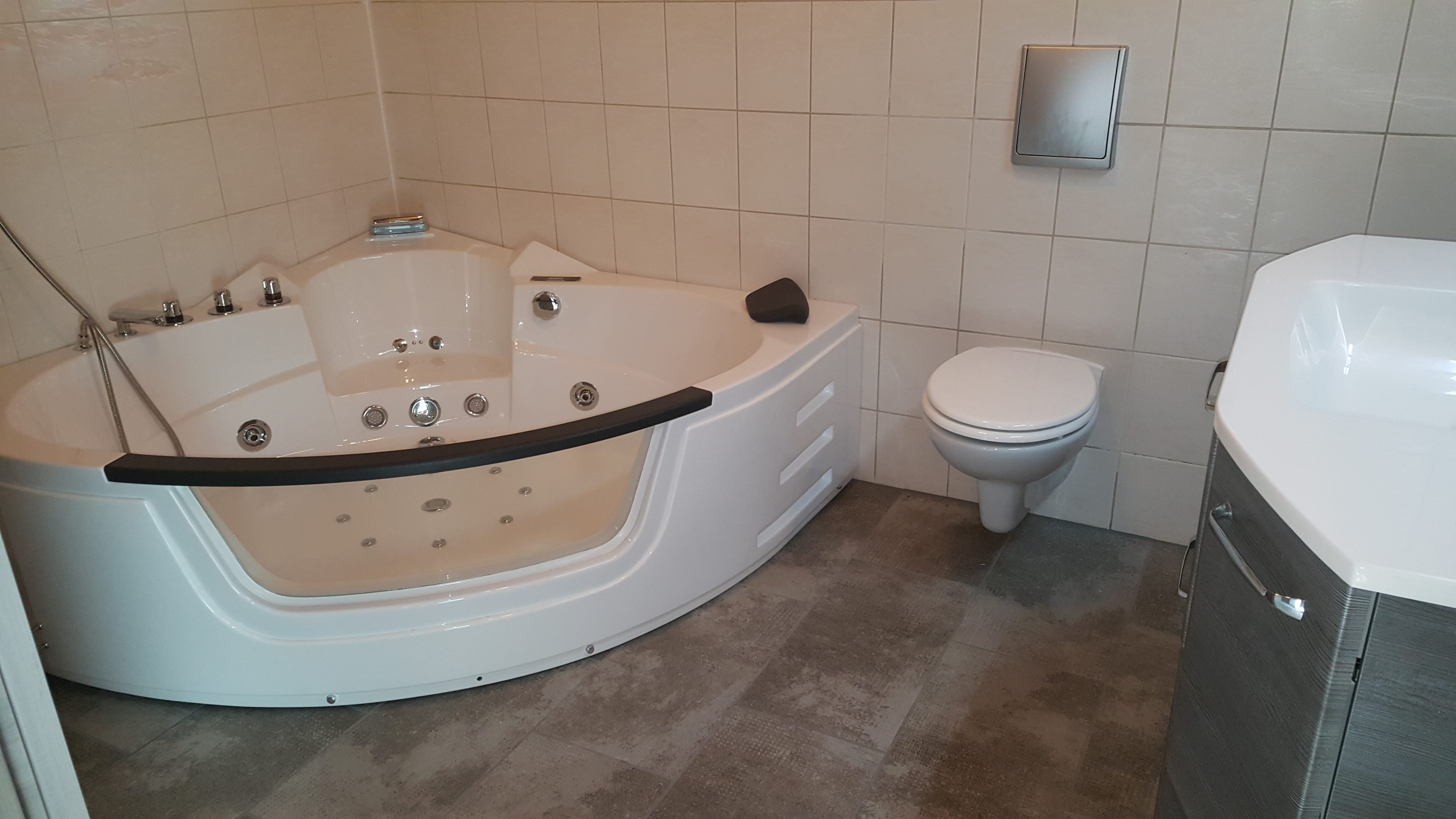 Immobilie in Berg b.Neumarkt i.d.OPf. - Einzigartiger Wohntraum mit Sauna, Whirlpool, Kachelofen und Silence Room/Fitnessraum - Bild 3
