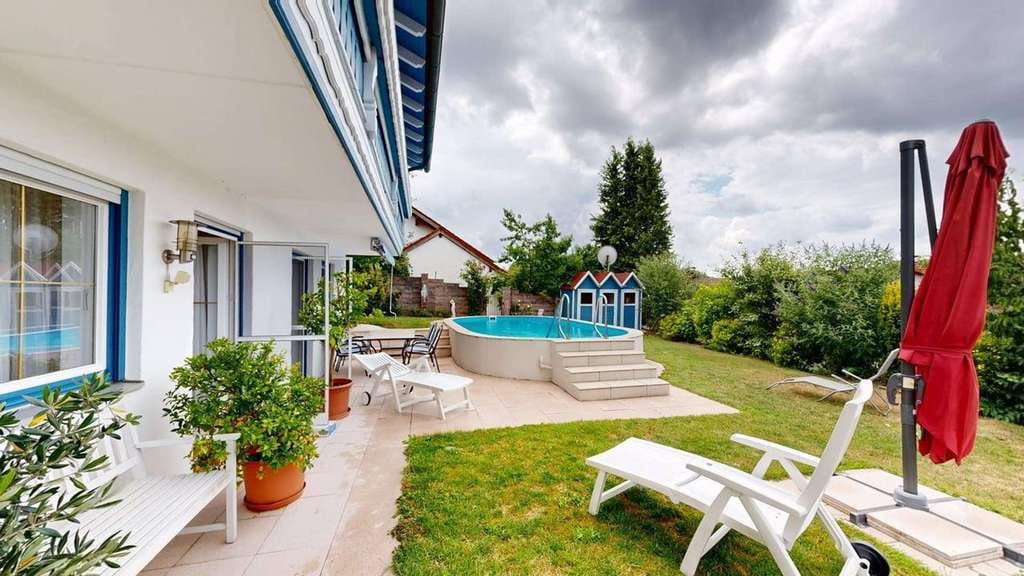 Immobilie in Reut - Exklusives Einfamilienhaus mit Einliegerwohnung, Pool, Wintergarten und großem Garten in Taubenbach - Bild 0