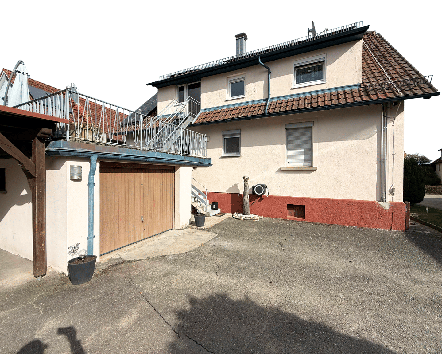 Immobilie in Adelmannsfelden - +++Top gepflegtes Zweifamilienhaus mit Terrasse, Garage und PV-Anlage in ruhiger Lage+++ - Bild 2