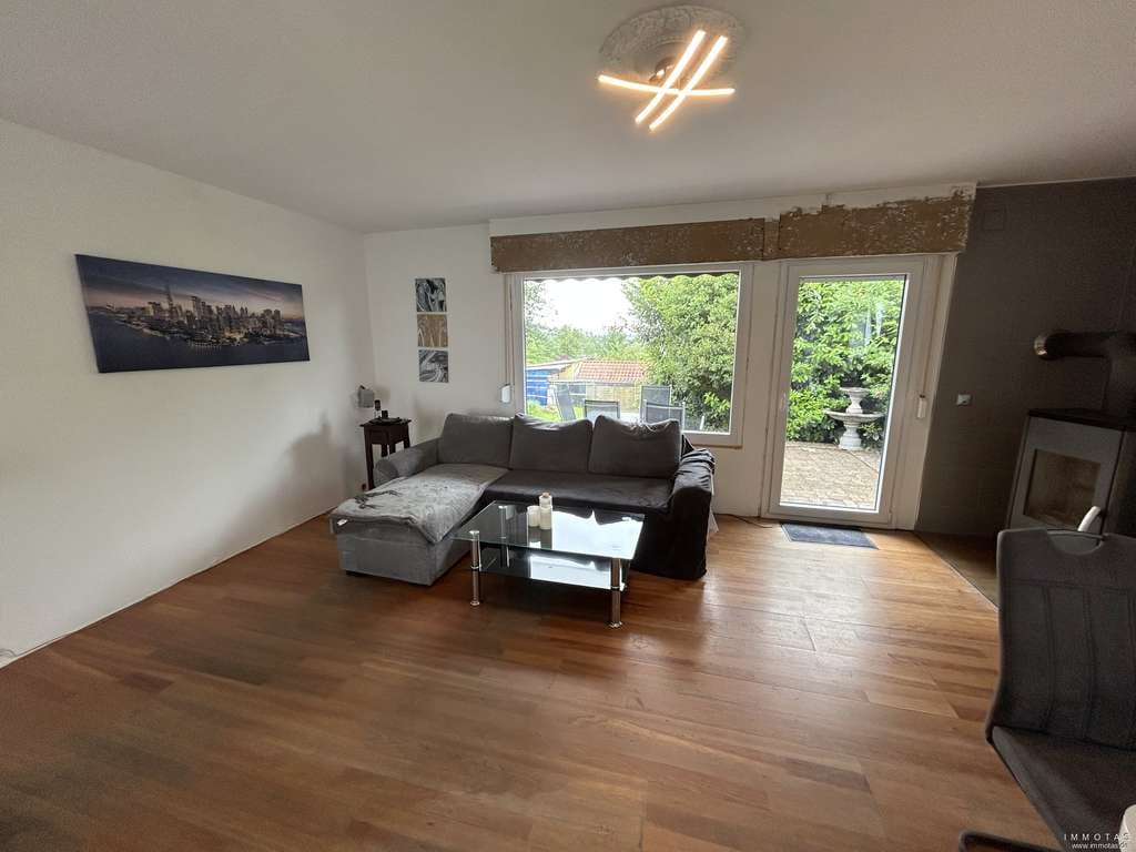 Immobilie in Riedelberg - Schönes Einfamilienhaus (Massa-Fertighaus) mit Doppelgarage und Garten - Bild 1