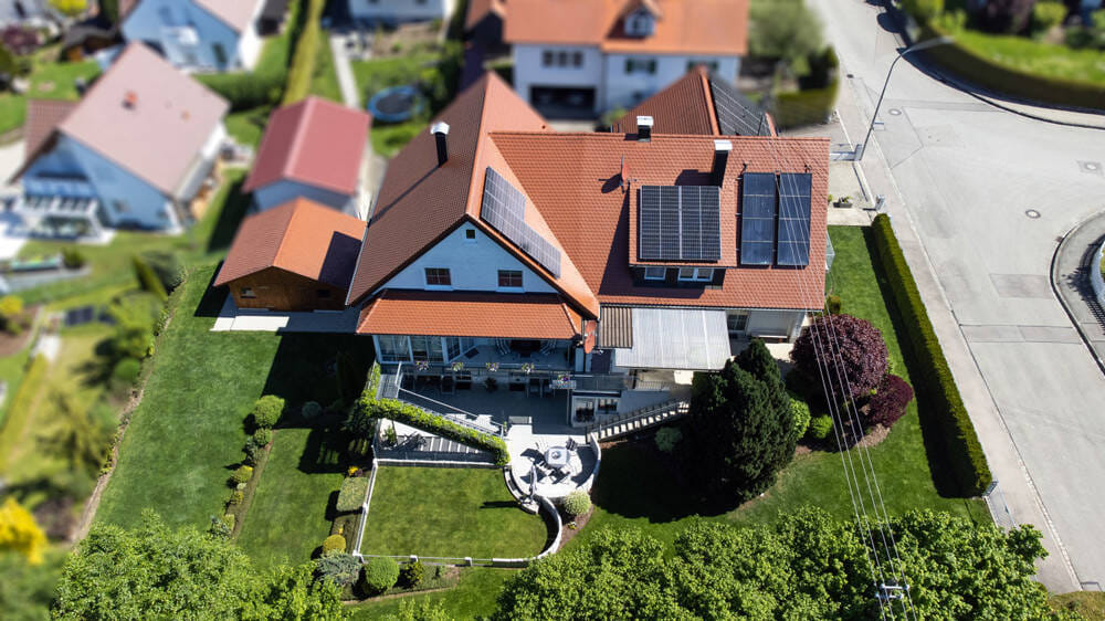 Immobilie in Kötz - Zuhause für Generationen: Wohnensemble mit PV-Anlage, ELW & großem Grund in Kötz. - Bild 2