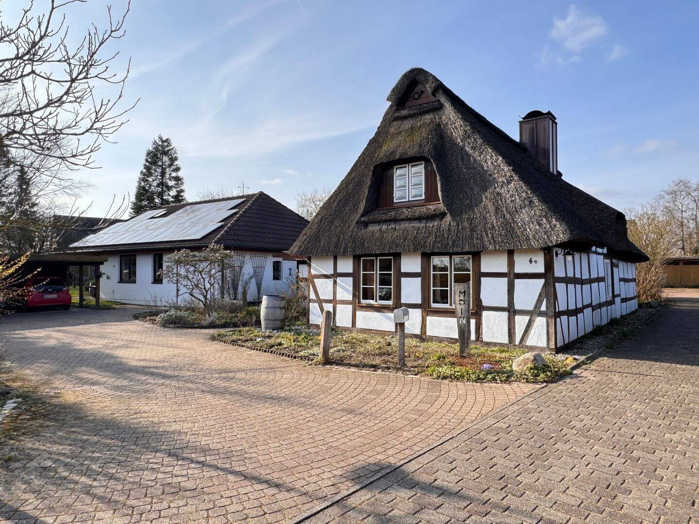 Immobilie in Nübbel - Im Auftrag zu verkaufen: Reetdach-Einfamilienhaus mit großem Garten – Einliegerwohnung, Büro und Carport - Grundstück teilbar - Bild 0