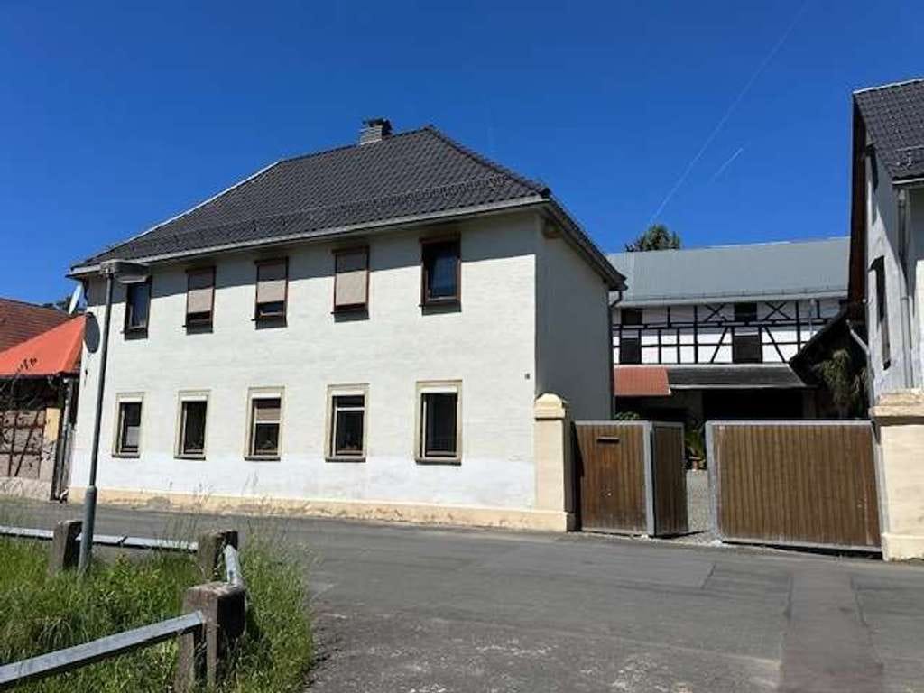 Immobilie in Pößneck - Mediterraner 3- Seitenhof mit großer Scheune, 4 Garagen und großem Grundstück - Bild 2