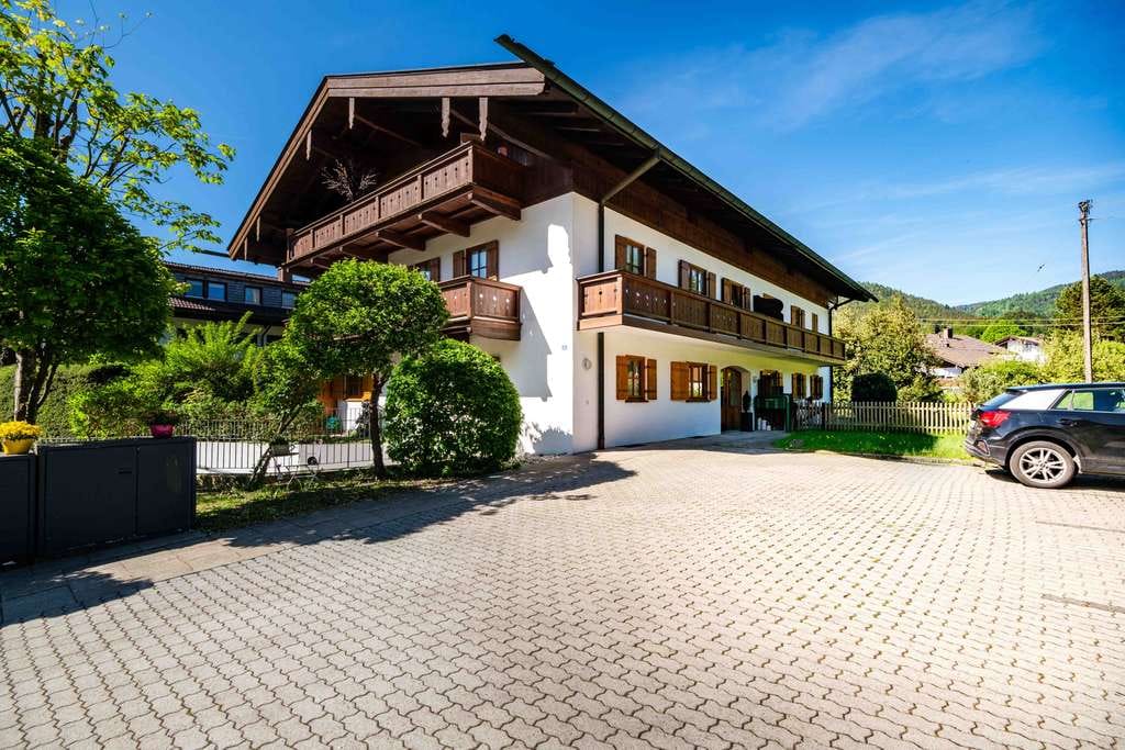 Immobilie in Bad Wiessee - CHARMANTE 2-ZIMMER-ETW MIT GROSSZÜGIGER TERRASSE, BAD WIESSEE - Bild 0