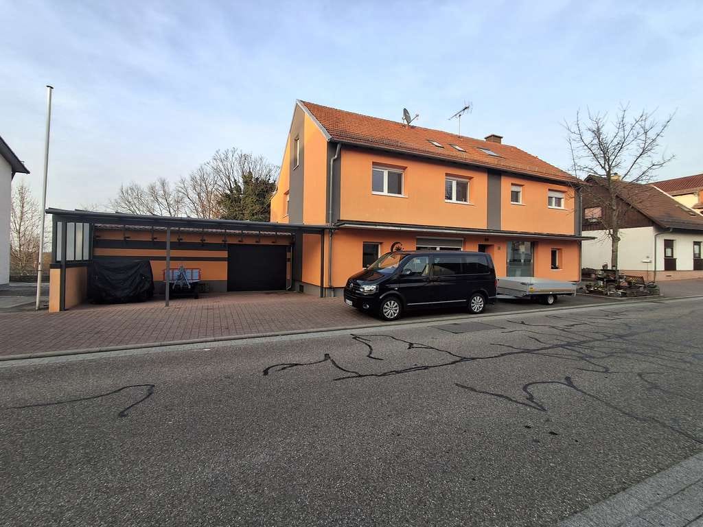 Immobilie in Linkenheim-Hochstetten - Schönes 4-Familienhaus mit großem Grundstück - Bild 0