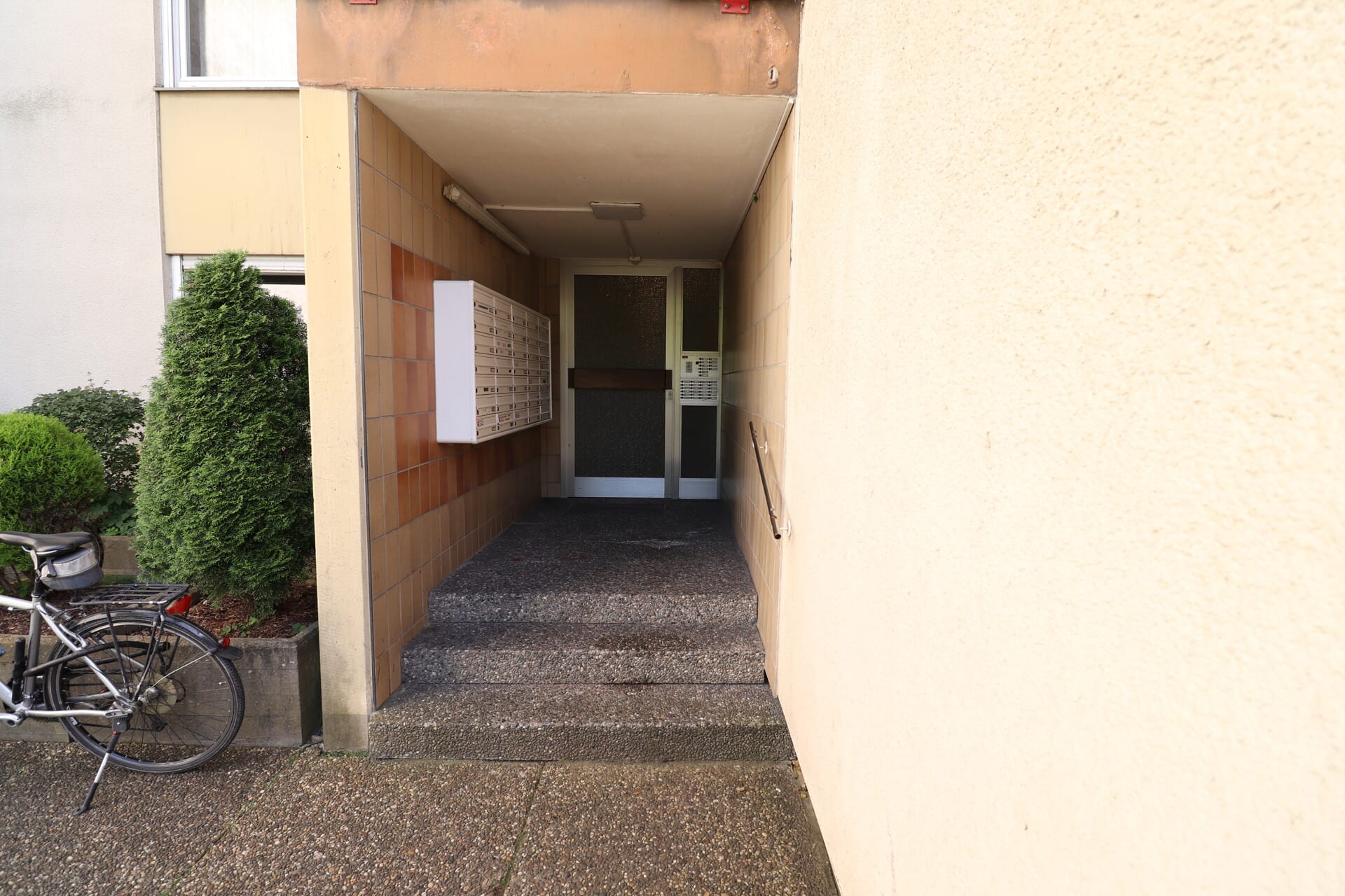 Immobilie in Singen (Hohentwiel) - Gepflegte 2-Zimmer-Erdgeschosswohnung mit Balkon in Singen (Hohentwiel) - Bild 1
