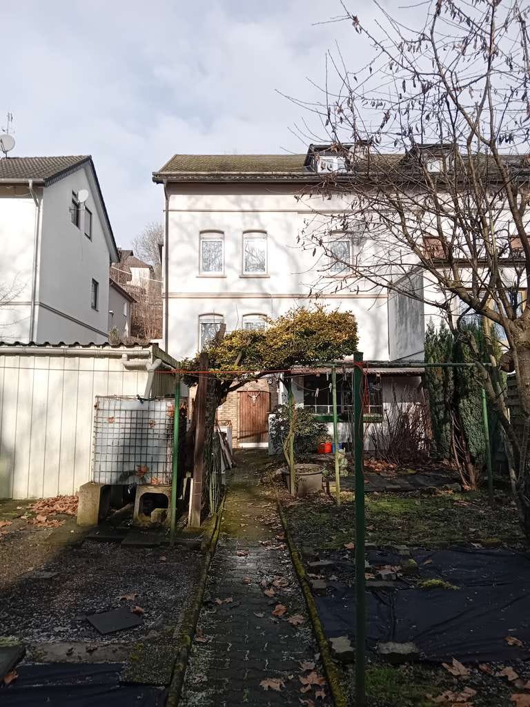 Immobilie in Siegen - Renovierungsbedürftiges 6-Zimmer Haus mit Garage in Siegen - Bild 1