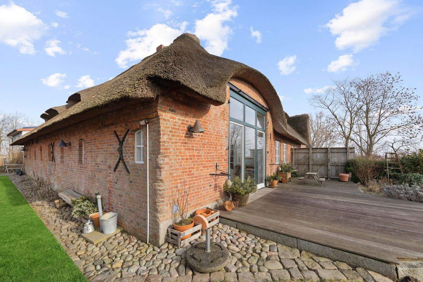 Immobilie in Koldenbüttel - Ruhe, Weite, Meer, Exklusives Zweifamilienhaus unter Reet                   in stilvoller Privatsphäre - Bild 1
