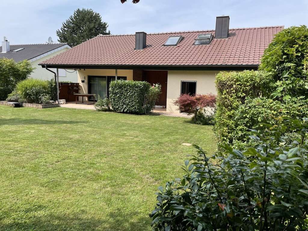Immobilie in Abstatt - Großzügiges, helles Einfamilienhaus mit Einliegerwohnung, Massivbauweise, in ruhiger Sackgassenlage - Bild 2