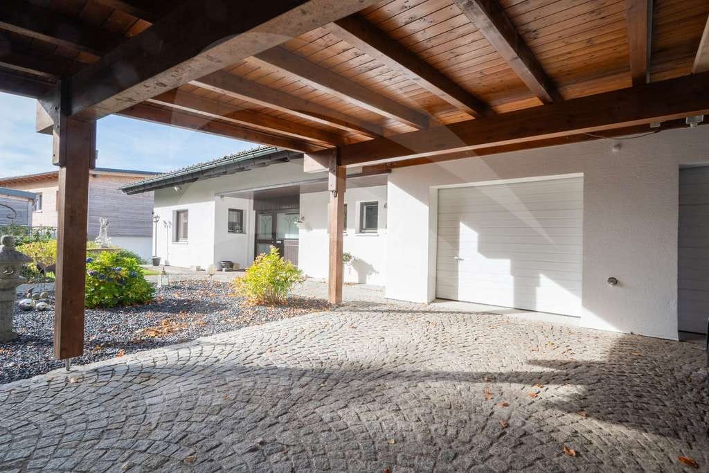 Immobilie in Hauzenberg - Großzügiges Zweifamilienhaus mit herrlichem Ausblick über Hauzenberg - Bild 1