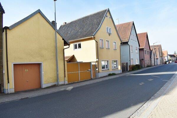 Immobilie in Großlangheim - Charmantes Zweifamilienhaus mit Scheune und PV-Anlage in Großelangheim ! - Bild 0