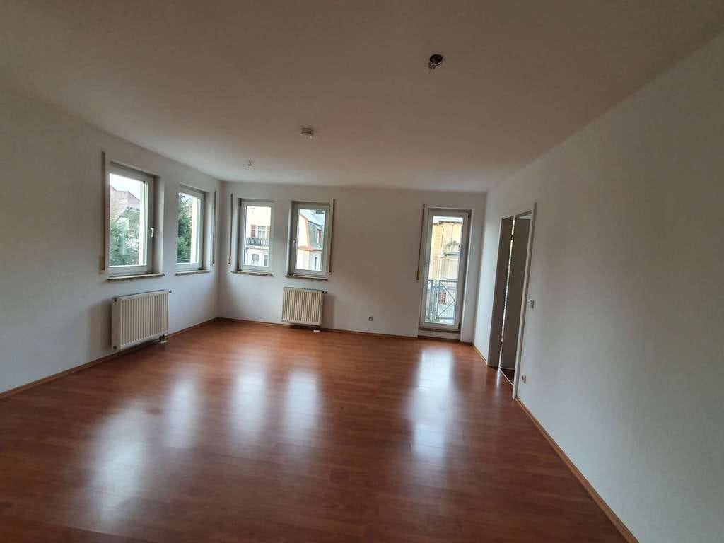 Immobilie in Auerbach/Vogtland - Top Gelegenheit * Helle freundl.2 Zi.-Wohnung mit Südbalkon im 2.OG mit TG - Bild 1