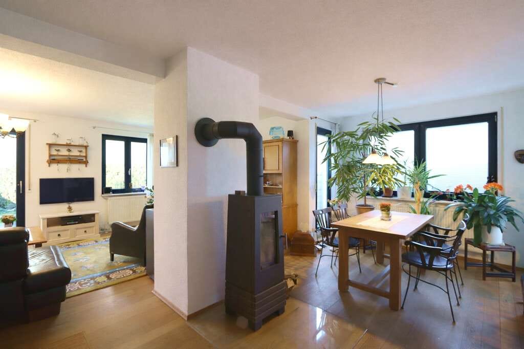 Immobilie in Tiefenbronn - Ihr Zuhause mit Herz & Weitblick! 4,5-Zi.-Reiheneckhaus mit Garten, EBK, PV-Anlage, Carport & Garage - Bild 3