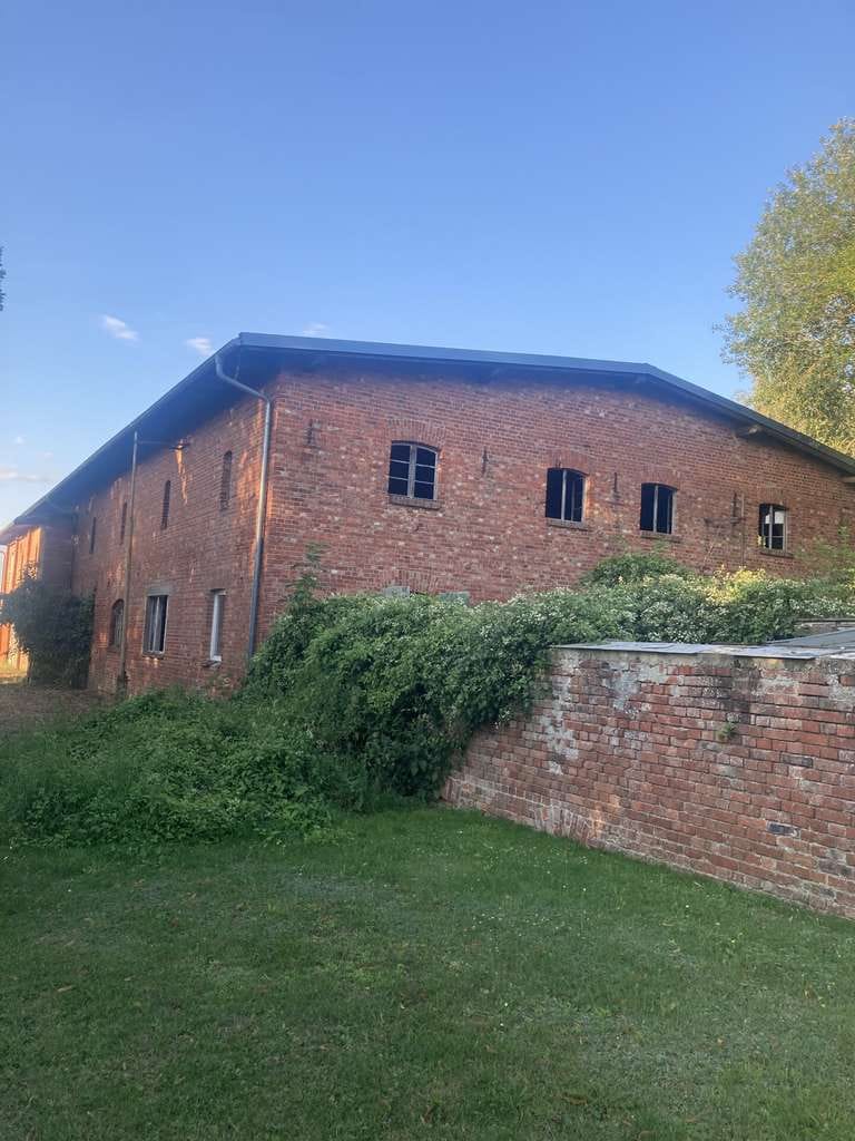 Immobilie in Casekow - Schlossnahes Künstlerdomizil mit Wohnhaus und großzügiger Scheune! - Bild 3