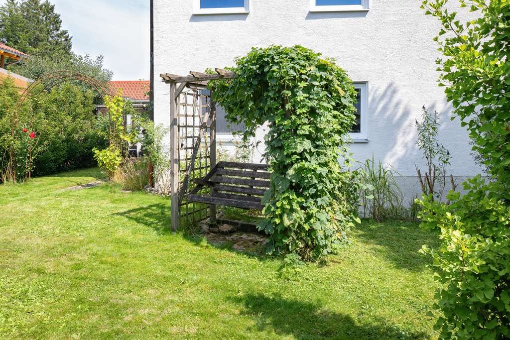 Immobilie in Seeshaupt - Ruhig gelegene, großzügige 4-Zimmer-Wohnung mit separatem Dachstudio und Garten in Seenähe - Bild 1
