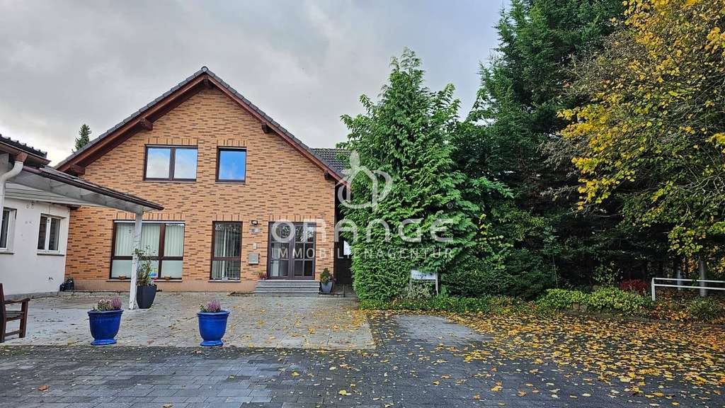 Immobilie in Bad Salzuflen - ***Viel Platz für Familie, Hobby und Natur – Zweifamilienhaus auf ca. 12.000 m² Grundstück*** - Bild 1