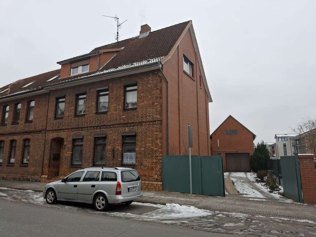 Immobilie in Hagenow - Attraktives Stadthaus mit 2-3 Wohnungen , mit eigner Zufahrt und Hof - Bild 0