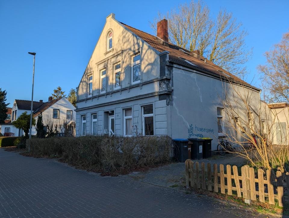 Immobilie in Wilhelmshaven - Sanierungsbedürftiges Mehrfamilienhaus in Wilhelmshaven-Neuengrod - Bild 0
