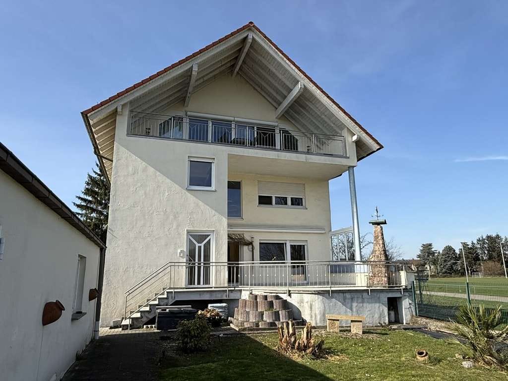 Immobilie in Dettenheim - Repräsentatives 2-Familienhaus in toller Ortsrandlage mit Keller, Garage und schönem Garten - Bild 2