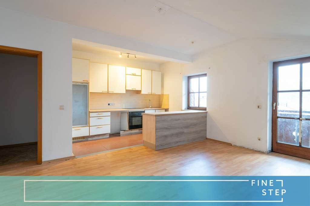 Immobilie in Schleching - Renovierungsbedürftige 3-Zimmer-Wohnung mit durchdachtem Grundriss und Bergblick Panorama - Bild 0