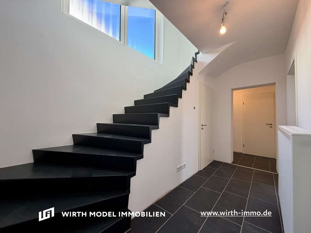 Immobilie in Dittelbrunn - Renoviertes freistehendes Einfamilienhaus mit großem garten und Garage in Dittelbrunn - Bild 0