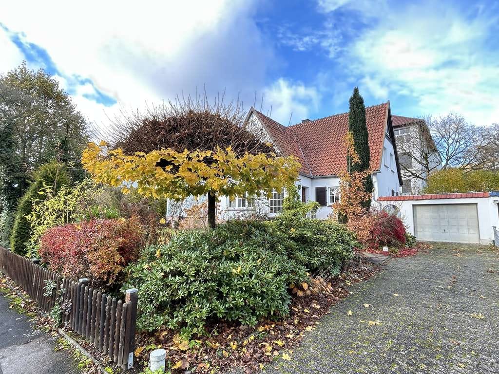 Immobilie in Marsberg - Großzügiges Einfamilienhaus mit Wintergarten, Kaminzimmer, Sauna und gewachsenem Garten in Marsberg - Bild 3